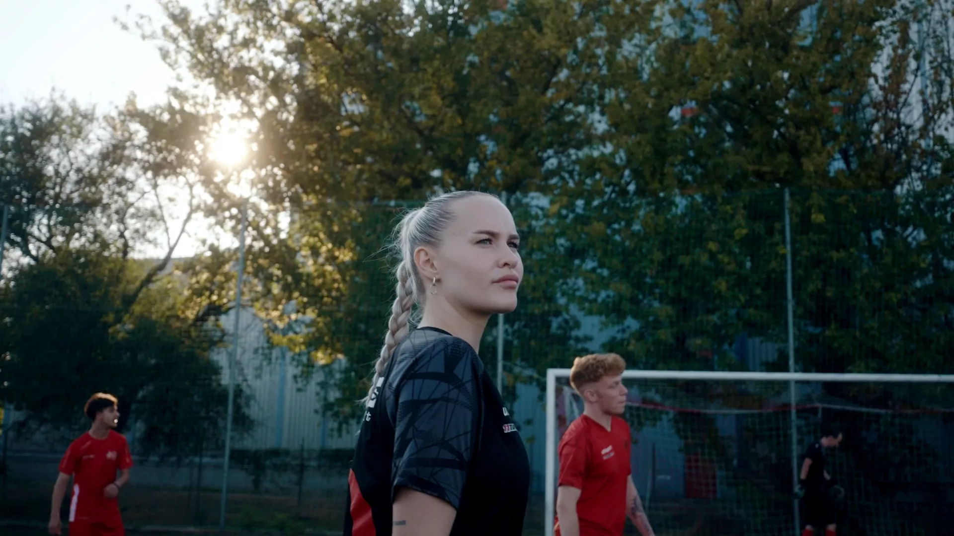 Junge Fußballerin schaut an der Kamera vorbei.
