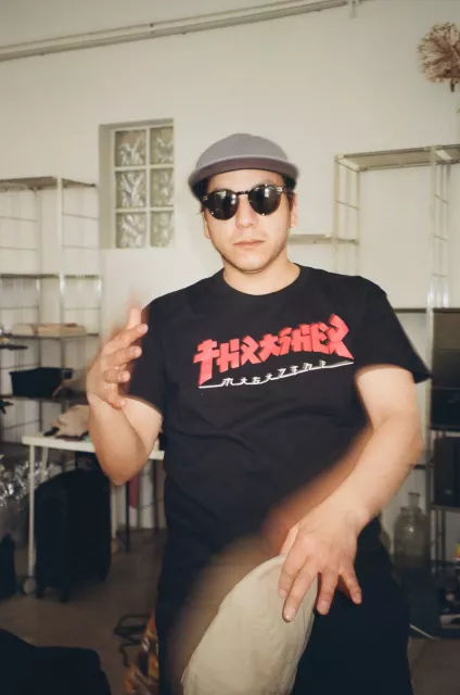 Mann mit sonnenbrille auf einem analogen foto schaut in die kamera