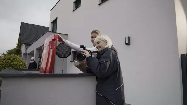 junge fotografin zeigt einer darstellerin ein bild auf einer kamera. 