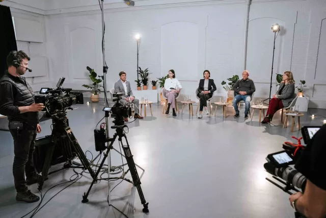 set eines filmdrehs. paneldiskussion