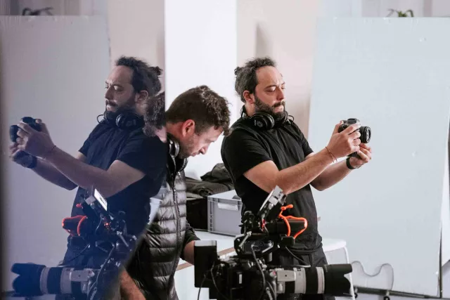 set eines filmdrehs. zwei kameramänner