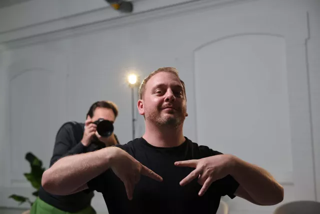 mann macht gangsterpose in die kamera