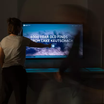 dunkler raum mit touchscreen auf der wand