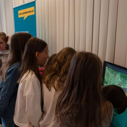 kinder stehen bei einem touchscreen